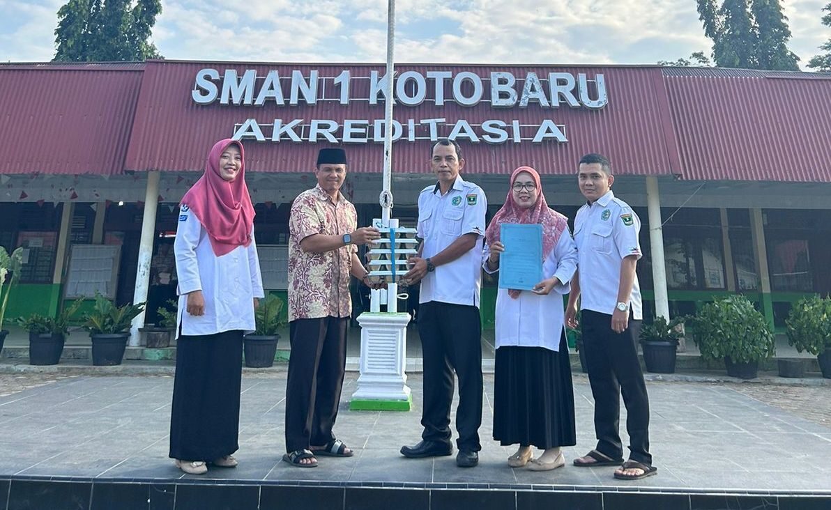 Junaindra Sumawan, Sosok Dibalik Suksesnya MBG Perdana di Dharmasraya 2 Penyerahan berkas untuk SPPG di SMAN 1 Koto Baru, Dharmasraya. (dok. istimewa)