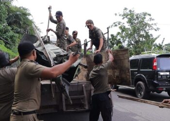 Petugas Satpol PP Padang tertibkan lapak di Jalan Sutan Syahrir. (dok. Humas Pol PP Padang)