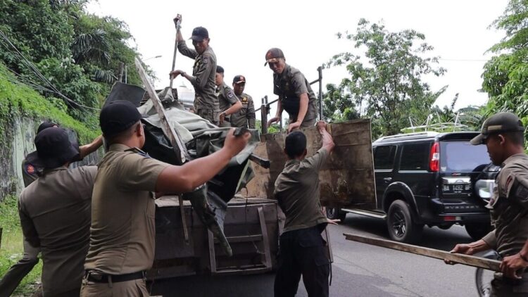 Satpol PP Padang Tertibkan Lapak PKL di Jalan Sutan Syahrir 1 Petugas Satpol PP Padang tertibkan lapak di Jalan Sutan Syahrir. (dok. Humas Pol PP Padang)