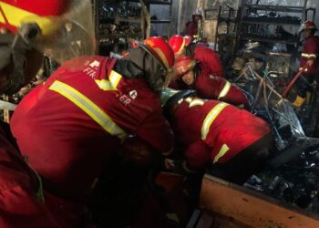 Petugas Damkar Padang mengevakuasi jenazah pemilik ruko yang tak bisa menyelamatkan diri saat kebakaran terjadi. (dok. Damkar Padang)