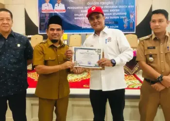 Aktif dalam Program GENTING, PT Semen Padang Raih Penghargaan dari Pemkab Solok 5 Pemkab Solok serahkan penghargaan untuk PT Semen Padang karena program GENTING. (dok. Humas)
