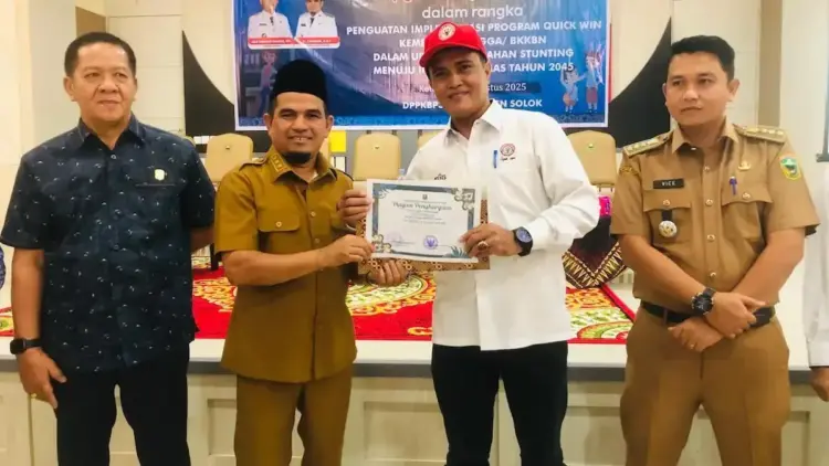Aktif dalam Program GENTING, PT Semen Padang Raih Penghargaan dari Pemkab Solok 1 Pemkab Solok serahkan penghargaan untuk PT Semen Padang karena program GENTING. (dok. Humas)
