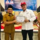 Pemkab Solok serahkan penghargaan untuk PT Semen Padang karena program GENTING. (dok. Humas)