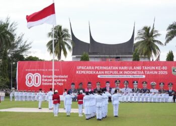 Wagub Sumbar Ajak Generasi Muda Teladani Semangat Juang Pahlawan 7 Prosesi penurunan bendera merah putih di Pemprov Sumbar. (dok. adpsb)