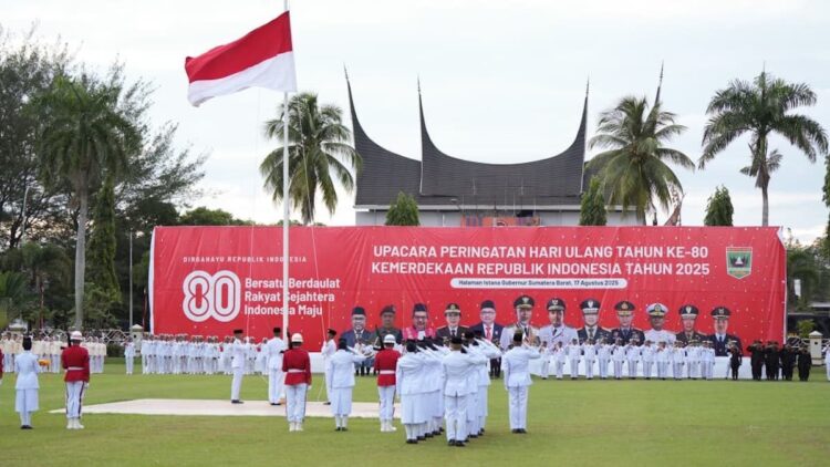 Wagub Sumbar Ajak Generasi Muda Teladani Semangat Juang Pahlawan 1 Prosesi penurunan bendera merah putih di Pemprov Sumbar. (dok. adpsb)