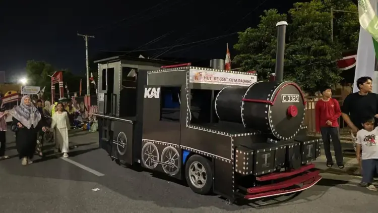 KAI Divre II Sumbar Meriahkan HUT ke-356 Kota Padang Lewat Replika Mak Itam 1 Replika kereta Mak Itam di pawai Telong-telong HJK ke-356 Kota Padang. (dok. istimewa)