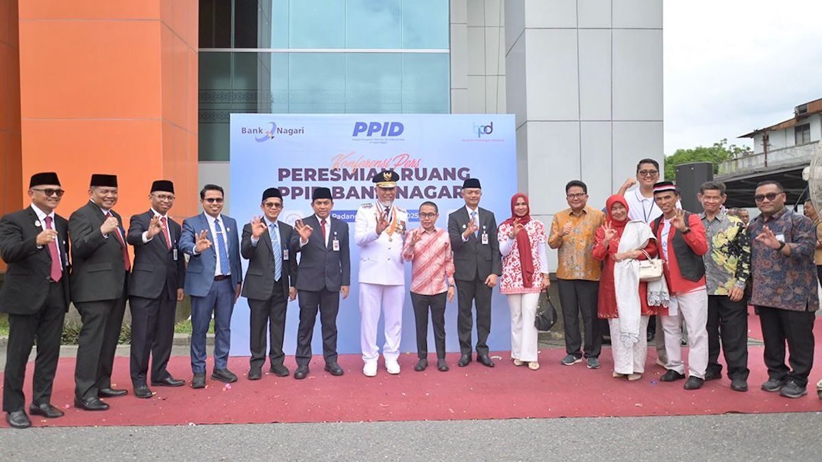 Gubernur Sumbar Mahyeldi Ansharullah, Dirut Bank Nagari Gusti Candra, Ketua KI Sumbar Musfi Yendra serta para pejabat lainnya, berfoto bersama usai peresmian Ruang PPID Bank Nagari, Minggu (17/8). (dok. Bank Nagari)