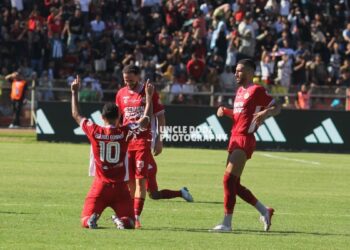 Selebrasi Bruno Gomes usai cetak gol ke gawang PSM. (Dodi Kurniawan for Radarsumbar)