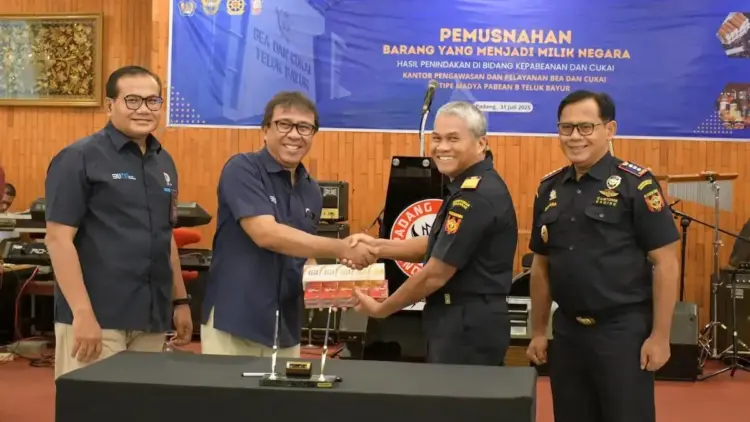 PT Semen Padang dan Bea Cukai Musnahkan Barang Ilegal Senilai Rp22 Miliar 1 Serah terima barang dari Bea Cukai ke PT Semen Padang untuk dimusnahkan. (dok. Humas Semen Padang)