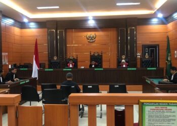 Kasipidum Kejari Solok Selatan, Moch Taufik Yanuarsyah, memberikan keterangan terkait alasan penundaan sidang tuntutan kasus Polisi Tembak Polisi di PN Padang, Kamis (21/8/2025). (dok. istimewa)