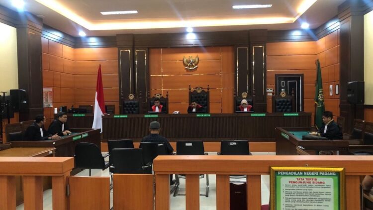 Kasipidum Kejari Solok Selatan, Moch Taufik Yanuarsyah, memberikan keterangan terkait alasan penundaan sidang tuntutan kasus Polisi Tembak Polisi di PN Padang, Kamis (21/8/2025). (dok. istimewa)