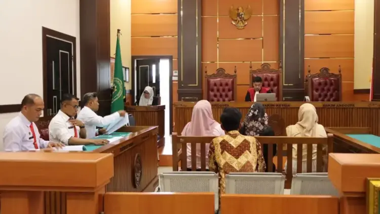 Sidang tipiring untuk PKL dan pemilik kafe yang digelar Satpol PP Padang di PN Padang. (dok. istimewa)