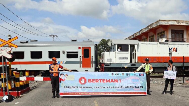 Duka Mendalam dari KAI atas Dua Kecelakaan di Perlintasan Sebidang Sumbar, Mari Cegah agar Tak Terulang 1 Sosialisasi di perlintasan kereta. (dok. istimewa)