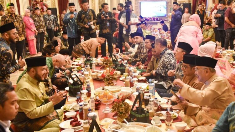 Wako Fadly Amran Jamu Tamu Kehormatan HJK Padang ke-356 dengan Makan Bajamba 1 Tamu kehormatan pada HJK Kota Padang ke-356 dihidangkan makan bajamba. (dok. Prokopim)