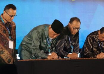 Gubernur Sumbar Mahyeldi saat melakukan MoU terkait menjadi RSUP Dr. M. Djamil jadi pusat pendidikan dokter spesialis. (dok. adpsb)