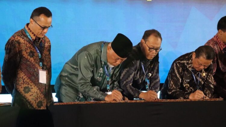 Gubernur Sumbar Mahyeldi saat melakukan MoU terkait menjadi RSUP Dr. M. Djamil jadi pusat pendidikan dokter spesialis. (dok. adpsb)