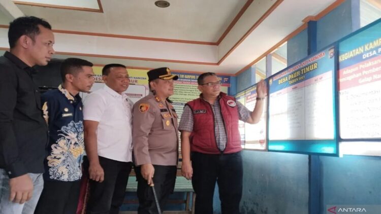 Empat Kampung Bebas Narkoba Terbentuk di Pariaman, Pemko Siapkan RS Rehabilitasi 1 Kepala Kesatuan Bangsa dan Politik Kota Pariaman, Sumbar Ferry Ferdian Bagindo Putra (dua kiri) saat menyambut kunjungan Ditresnarkoba Polda Sumbar ke Kampung Bebas dari Narkoba Desa Pauh Timur, Kota Pariaman, Kamis. ANTARA/Aadiaat M. S.