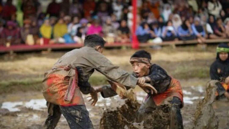 Tarian Tradisional dan Kuliner Khas Minang Warnai RSBG 2025 di Solok 1 Penampilan atraksi budaya memeriahkan Kharisma Event Nusantara (KEN) Rang Solok Baralek Gadang 2025. ANTARA/HO-Diskominfo Solok.