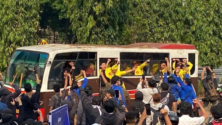 Badan Eksekutif Mahasiswa (BEM) Seluruh Indonesia (SI) dan BEM Universitas Indonesia (UI) menggelar unjuk rasa di depan Markas Polda Metro Jaya, Jakarta, Jumat (29/8/2025). ANTARA/Luthfia Miranda Putri/aa.