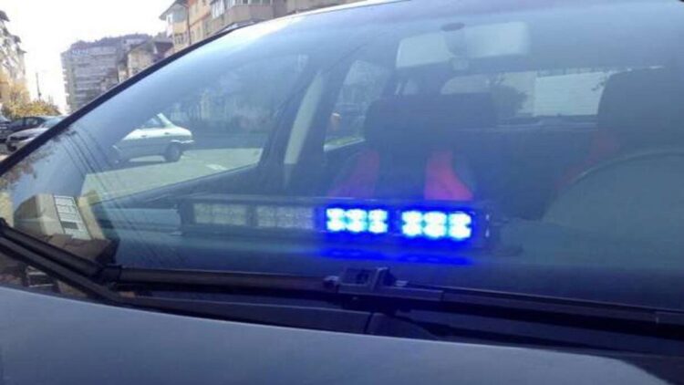 Lampu strobo yang dipasang di dasbor mobil menghadap ke depan.(olxro-ring12.akamaized.net)