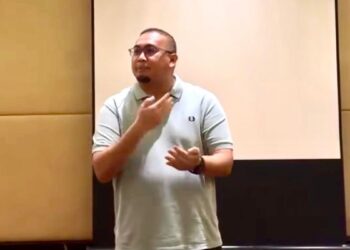 Penasihat Semen Padang FC Andre Rosiade beri motivasi pemain jelang laga lawan Persebaya. (dok. tangkapan layar)