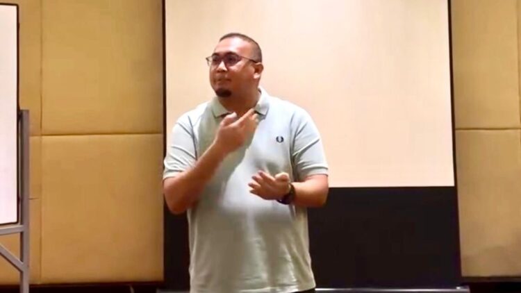 Penasihat Semen Padang FC Andre Rosiade beri motivasi pemain jelang laga lawan Persebaya. (dok. tangkapan layar)