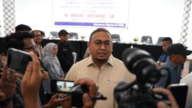 Andre Rosiade diwawancarai wartawan