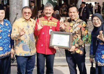 Dirut Bank Nagari, Gusti Chandra bersama Ketua Koperasi Bank Nagari, Dedi Cardi saat meraih Peringkat I Koperasi Besar Sumatera Barat tahun 2024 yang lalu. (dok. istimewa)