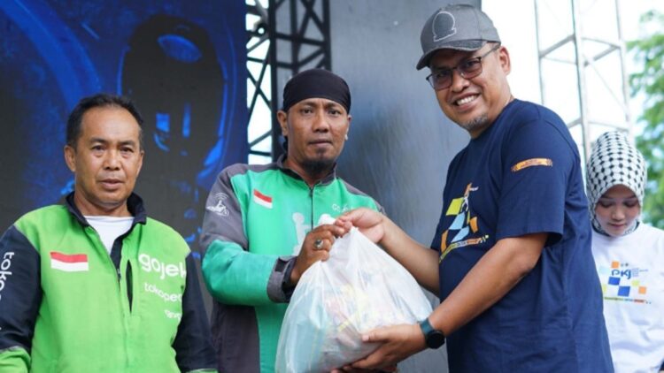 Berbagi dengan ojol di Hari Perhubungan Nasional