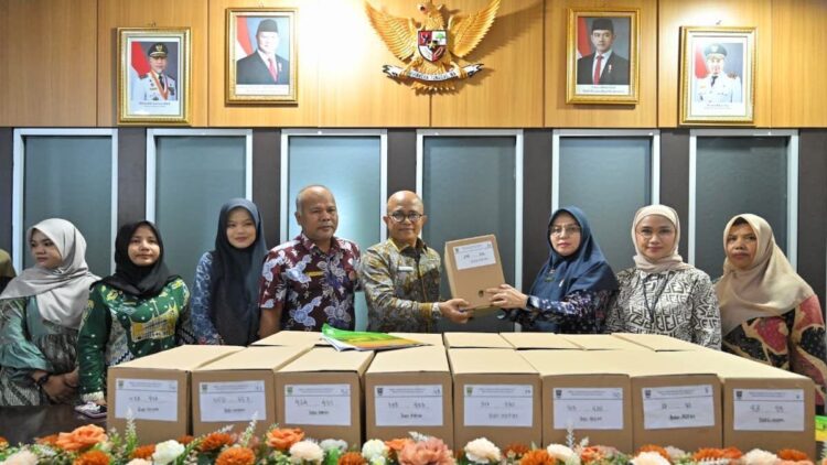 Biro Adpim Serahkan 55 Box Arsip Inaktif ke Biro Umum, Pemprov Sumbar Perkuat Tata Kelola Kearsipan 1 Biro Adpim Pemprov Sumbar serah terima box arsip. (dok. adpsb)