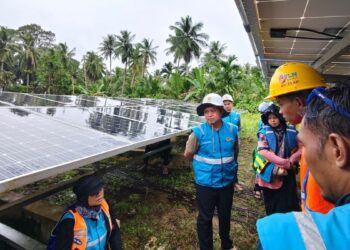 GM PLN UID Sumbar Ajrun Karim cek kesiapan listrik di Mentawai pada HPN 2025. (dok. Humas PLN)