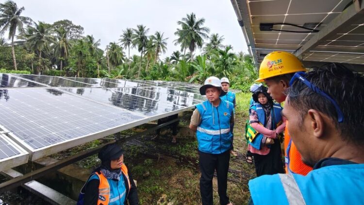 PLN UID Sumbar Tingkatkan Kualitas Layanan Pelanggan di Mentawai di Momen Hari Pelanggan Nasional 1 GM PLN UID Sumbar Ajrun Karim cek kesiapan listrik di Mentawai pada HPN 2025. (dok. Humas PLN)