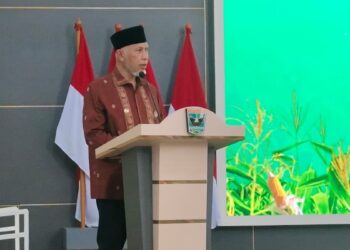 Gubernur Mahyeldi beri sambutan di acara AGRO Youth Talks. (dok. adpsb)