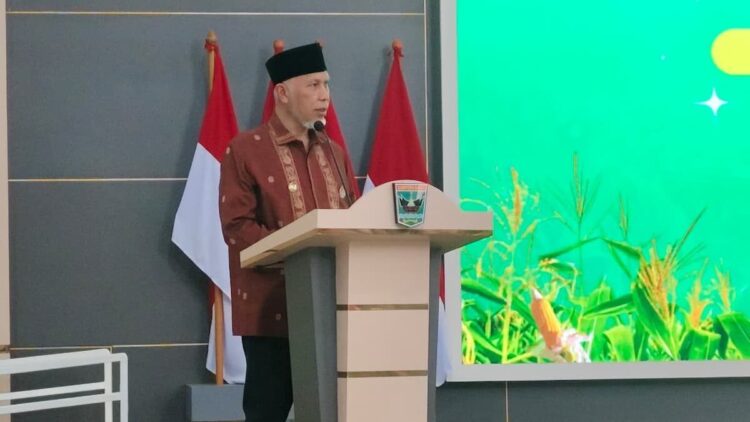 Gubernur Mahyeldi beri sambutan di acara AGRO Youth Talks. (dok. adpsb)