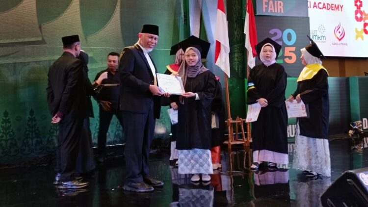 Gubernur Mahyeldi di wisuda Pluzi Academy. (dok. istimewa)