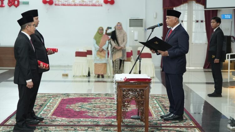 Lantik Pejabat Eselon II, Gubernur Mahyeldi Tekankan Integritas dan Profesionalisme 1 Gubernur Mahyeldi lantik dua pejabat di lingkup Pemprov Sumbar. (dok. adpsb)