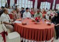 Gubernur Mahyeldi saat rapat evaluasi program pembangunan perumahan. (dok. adpsb)