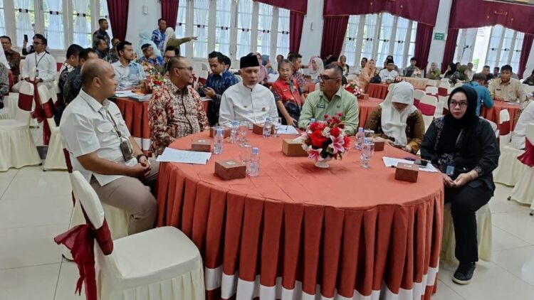 Gubernur Mahyeldi saat rapat evaluasi program pembangunan perumahan. (dok. adpsb)