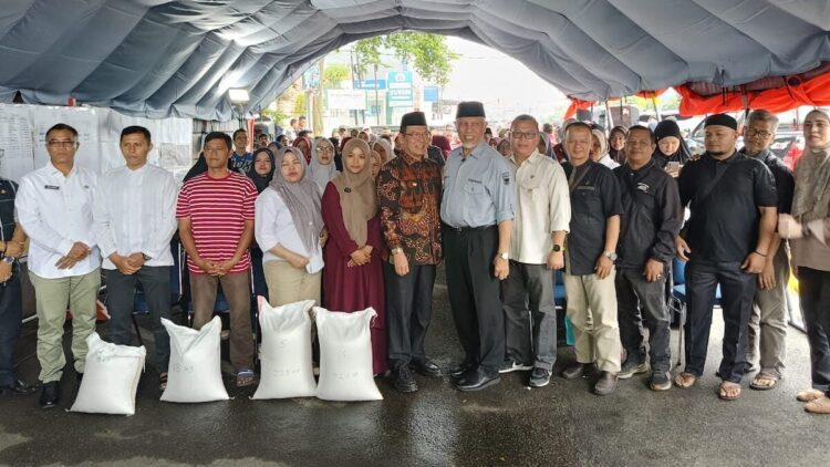 Gubernur Sumbar Serahkan 4,1 Ton Beras CPP untuk Korban Kebakaran Pasar Payakumbuh 1 Gubernur Mahyeldi serahkan bantuan beras untuk pedagang terdampak kebakaran Pasar Payakumbuh. (dok. adpsb)