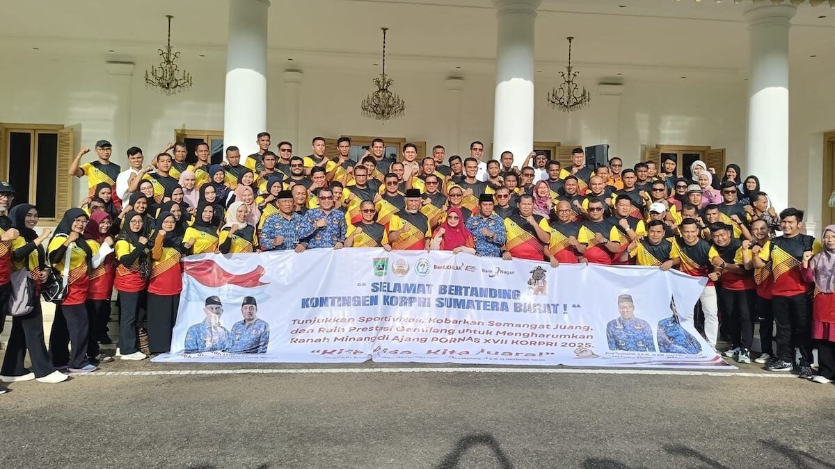 Gubernur Sumbar Mahyeldi lepas rombongan atlet KORPRI ke Popnas 2025. (dok. istimewa)