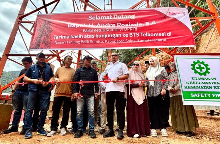 Andre Rosiade Resmikan BTS Telkomsel di Tanjung Balik Sumiso, Solok 1 Andre Rosiade bersama Bupati Solok meresmikan tower BTS Telkomsel di Nagari Tanjung Balik Sumiso. (Foto: Ist)