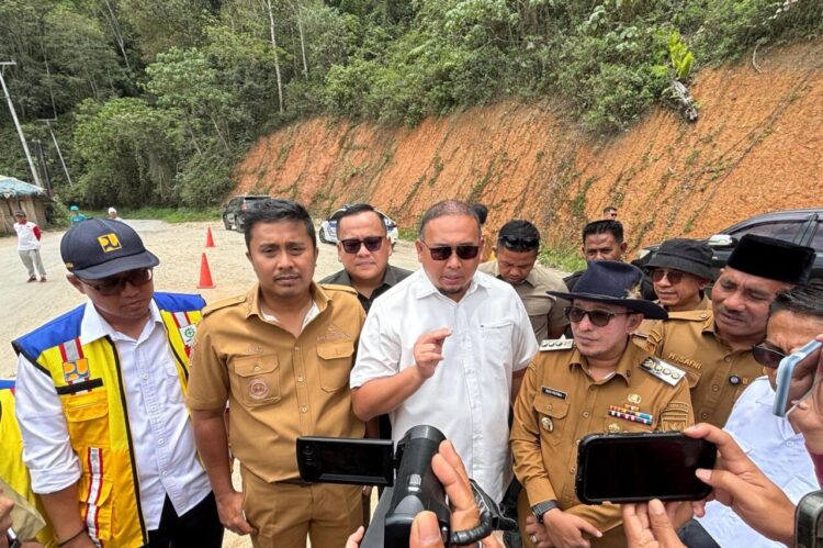 Wakil Ketua Komisi VI DPR Andre Rosiade meninjau jalan Sitangkai-Payakumbuh yang akan diperbaiki dengan IJD. (Foto: Ist)
