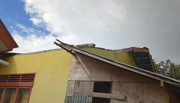 Puting Beliung Terjang Agam, Atap SDN 17 Gobah Rusak Parah