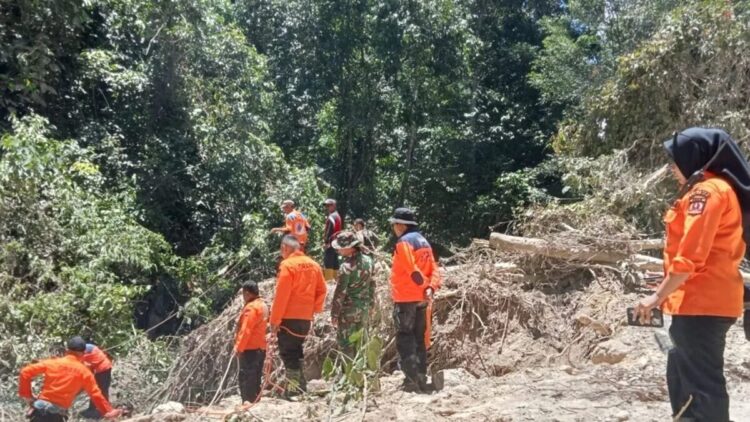Tim Gabungan Pemkab Agam sedang membersihkan material tanah longsor menimbun aliran sungai. Dok ANTARA/HO/BPBD Agam