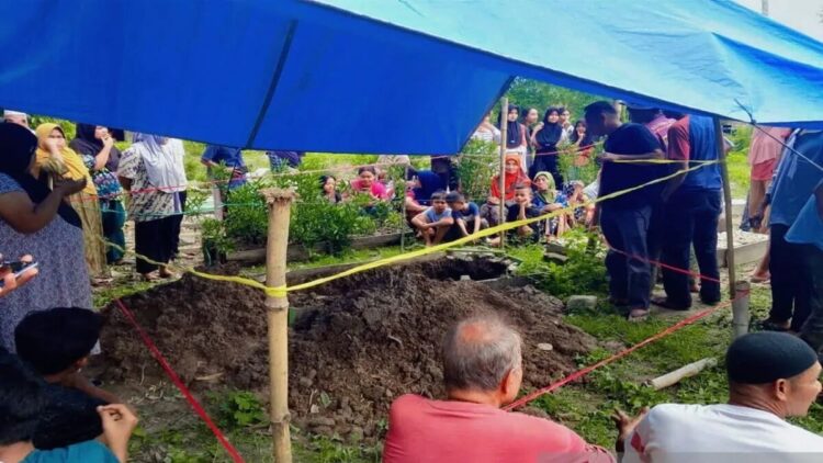 Sebuah kuburan di Tempat Pemakaman Umum (TPU) Kampung Katimahar Jorong Katimahar Nagari Panti Timur, Kecamatan Panti, Kabupaten Pasaman, Sumatera Barat dibongkar oleh Orang Tak Dikenal (OTK), Senin (29/9/2025).ANTARA/Heri Sumarno