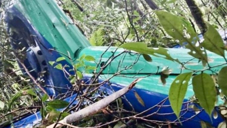 Foto bagian ekor dari bangkai Helikopter BK117 D3 yang hangus terbakar dalam kecelakaan jatuh di titik 03° 5’6” S – 115° 37’39.07” E, kawasan hutan sekitar Air Terjun Mandin Damar, Kecamatan Mentewe, Tanah Bumbu, Kalimantan Selatan, Rabu (3/9/2025). ANTARA/HO-Tim SAR