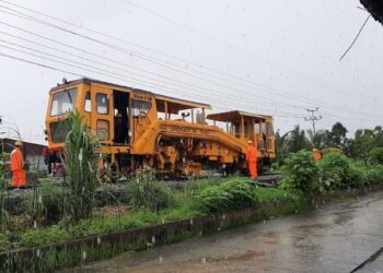 KAI Divre II Sumbar lakukan perawatan rel saat hujan. (dok. Humas KAI)