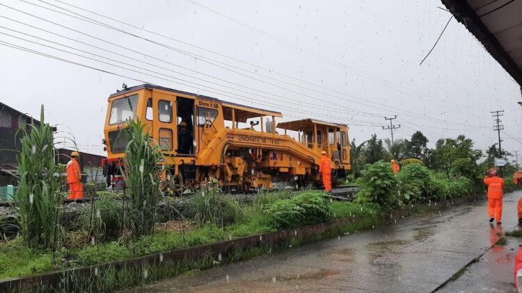 KAI Divre II Sumbar lakukan perawatan rel saat hujan. (dok. Humas KAI)