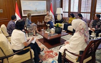 Pertemuan Kemlu RI diwakili Wamenlu Armanatha Nasir dengan Kepala Perwakilan PBB di Indonesia, Gita Sabharwal, Kamis (27/2/2025). (Foto: Dok. Kemlu RI)