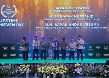 Terima Lifetime Achievement dari BAZNAS RI, Mantan Dirkeu PT Semen Padang Terharu 16 Mantan Dirkeu Semen Padang, Oktoweri raih penghargaan dari Baznas. (dok. istimewa)